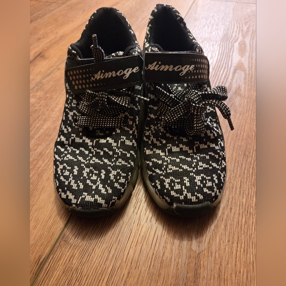 Aimoge Kids Black and White Roller Sneakers